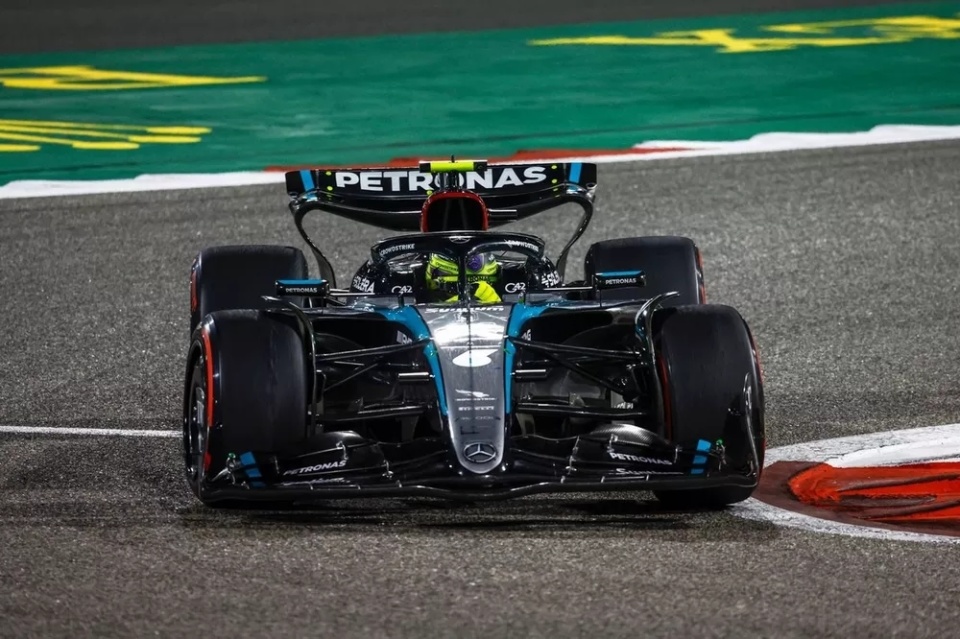 爱游戏2026-法拉利轻取梅赛德斯,汉密尔顿惊艳四座