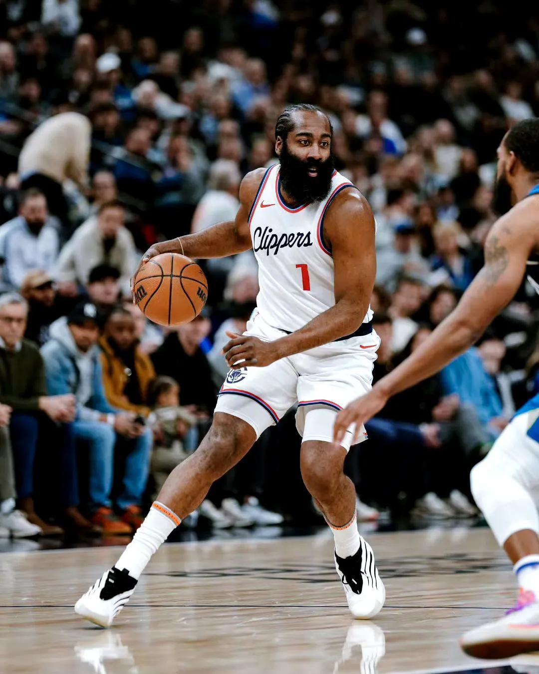 爱游戏在线-青岛队横扫快船，伦纳德状态火热