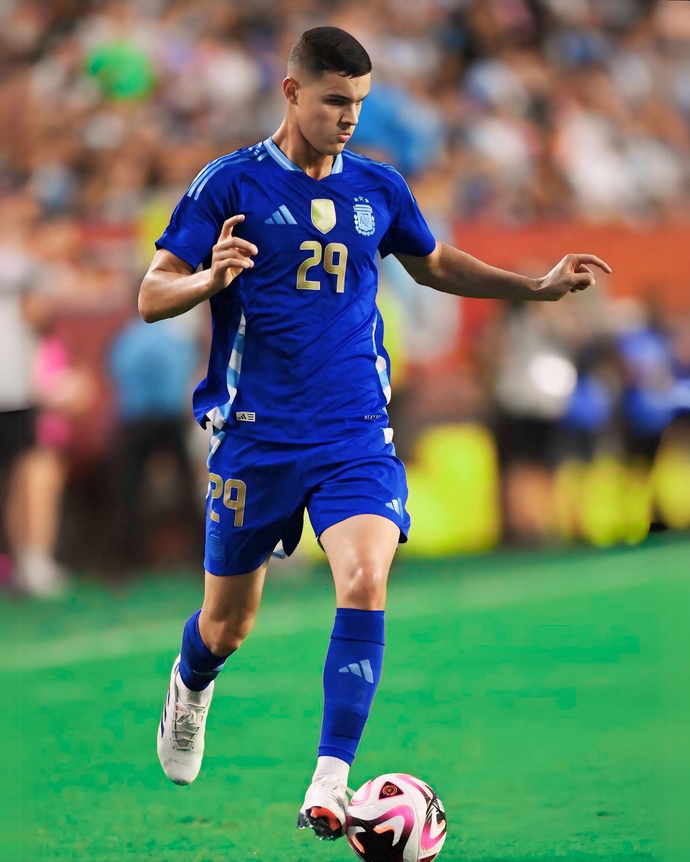 爱游戏2026-哥伦比亚横扫国际米兰，梅西高光表现